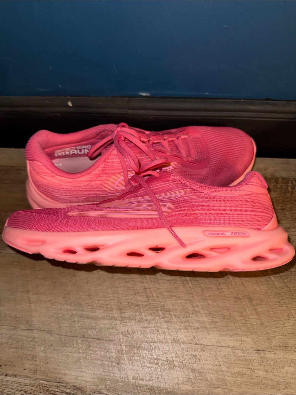 Size 8.5 Skechers Go Run Swirl Tech Speed Sneaker